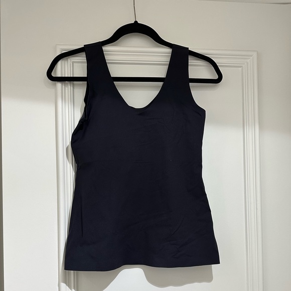 Knix LuxeLift black tank top with built in bra - Picture 2 of 4